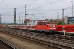 bayern 143 253-3 zieht ihren n-Wagenzug aus der Abstellanlage in N�rnberg. Laut Zugzielanzeiger geht die n�chste Tour nach Neumarkt (Oberpfalz).(24.7.2010)