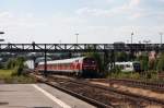 bayern 218 390 + RE3715 bei Einfahrt Hof Hbf am 19.07.2010. Die teilweise mit abgebildete Luftbr�cke �berspannt die gesamte Breite dieses Bahnhofes. Ob sie die Arbeiten zur Elektrifizierung des Streckenabschnittes Reichenbach - Hof �berstehen wird? 