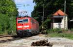 DB 111 027-9 schiebt RE 79018 Salzburg - M�nchen, KBS 951 Salzburg - M�nchen, fotografiert bei der Durchfahrt im Bahnhof A�ling am 14.05.2012