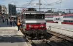 BB 15000 Diese Aufnahme entstand Ende Juli 08 in Luxembourg. Sie zeigt die 15019 der SNCF Baureihe BB 15000. Da sie f�r einen 'defekten Kollegen' einspringen musste, durfte sie ihren Dienst leisten, den EC 'Iris'- haupts�chlich bestehend aus SBB Wagen - weiter bis nach Basel SNCF zu bringen. Da der Zug aus Bruxelles kam, von einer belgischen BR 20 gezogen wurde, fand nicht nur lediglich hier ein Lok(f�hrer)wechsel statt - ab Basel hei�t es: 'Willkommen in der Schweiz et salut la France'. W�hrend nun der 'gr��ere Bruder TGV Lyria' das Recht gehabt h�tte, endet ab dort pflichtgem�� die Fahrt f�r die 15019.