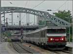 BB 15000 Einfahrt des IC 91 'Vauban' am 19.06.10 in den Bahnhof von Mulhouse mit der 'nez cass�' BB 15021. (Jeanny) 