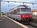 Die BB 67557 mit eine RRR TER Auvergne im Bahnhof ...