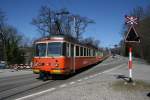 BD Bremgarten - Dietikon Bahn Zum Abschliessen dieser Serie noch eine Aufnahme vom TW 2 am 6.4.2010 beim Reppischhof. Die orange Farbgebung, die auf den einst zahlreicheren Bahn�berg�ngen auch f�r eine gute Sichtbarkeit sorgte, weicht in den kommenden Monaten definitiv dem weitestgehend weiss-grauen A-Welle-Zwangsdesign. 