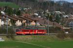 BD Bremgarten - Dietikon Bahn W�hrend die Be 4/8 bei der WSB weiterhin eingesetzt werden, ist die Zeit f�r die BDe 8/8 definitiv abgelaufen. Trotzdem erhielt Zug Nr. 8 auf seine alten Tage noch einen Werbeanstrich f�r Bauhaus. Am 6.4.2010 ist er oberhalb der Haltestelle Hofacker unterwegs bergw�rts zum Mutschellen. 