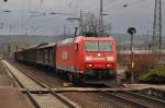 Mit Fernlicht f�hrt 185 168 am 20.03.10 mit einem kurzen ...