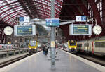 Totale Symmetrie im Bahnhof Antwerpen Centraal: Zwei verschiedene Typen Regionalzüge warten auf die Abfahrt. 7.3.2023