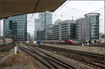 Büro- und Bankenstadt um den Nordbahnhof -    Vor der Kulisse der Bürogebäude fährt ein Talys-Zug im Vorfeld des Bahnhofes Brüssel-Noord in Richtung Köln.