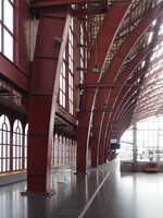 Blick entlang des östlichen Teils der Bahnhofshalle von Antwerpen Centraal.
