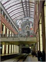 Blick von der untersten Etage (-2) des Bahnhofs Antwerpen Centraal nach oben, wobei man die verschiedene Ebenen gut erkennt: Ganz oben (+1) befinden sich die restlichen 6 der ursprnglichen 10 Gleise,