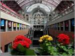 Durch die Blume sieht die monumentale Halle des Bahnhofs Antwerpen Centraal noch schner aus. 24.04.10 (Jeanny)