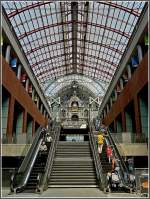 Zwischen den Ebenen -1 und -2 sieht man die Halle des Bahnhofs Antwerpen Central aus dieser Perspektive.