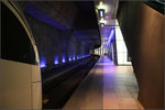 Blaues und weißes Licht -

Die mittlere Bahnsteigebene im Bahnhof Antwerpen Centraal. Hier befinden sich zwei Kopfbahnsteige mit vier Gleisen. Blick in den südlichen, dem Empfangsgebäude abgewandten Bahnsteigbereich. Da sich hier die Anlage verjüngt. Hier liegen die beiden Bahnsteig nebeneinander, während sie im nördlichen Bahnhofsbereich in der Mitte Platz lassen für die große Öffnung über alle Ebenen (siehe die gestern gezeigte Aufnahme). Die unterirdischen Bereich sind relativ dunkel gehalten und erhalten ihr besonders Gepräge durch die Beleuchtung in Blau und Weiß.

18.06.2016 (M)