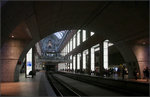 . In der Tiefe -

Die untere Bahnsteigebene des Bahnhofes Antwerpen Centraal. Hier befinden sich die vier Durchgangsgleise. Auf der anderen Seite geht der Blick über die große Öffnung hinauf zum historischen, sehr prächtigen Empfangsgebäude.

21.06.2016 (M)

