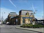 Der Bahnhof von Arlon von der Straße aus fotografiert am 27.04.08. Wie man sieht werden sogar sonntags Putzarbeiten an der Fassade durchgeführt.