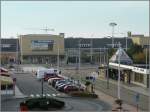 Der Bahnhof von Blankenberge ist ein recht einfacher Zweckbau. Diese Aufnahme entstand am 13.09.08 aus unserem Hotelzimmer und im Vordergrund sieht man die Straenbahnhaltestelle Blankenberge Station von  De Kusttram . (Jeanny) 