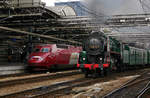 Modern und historisch - Eine interessante Begegnung im Bahnhof Bruxelles Midi, anlässlich einer Veranstaltung.
(Thalys-Triebzug 4538 und Dampflok 29.013)
Aufgenommen am 16. September 2007.