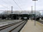 Gesamtaussicht auf das Dach ber den Bahnsteigen und Gleisen des Bahnhofs von Leuven/Louvain. 09.03.08