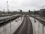 Blick auf die Bahnhofsausfahrt Oostende von der vorderen Bahnsteigquerung. Links ein IC nach Eupen und im Hintergrund überquert auf der Brücke eine Kusttram die Bahngleise.

Oostende, der 26.08.2021