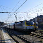 SNCB 1816 steht mit einem Belgischer Doppeldecker im Bahnhof von Welkenraedt(B). 
Aufgenommen am Bahnhof von Welkenraedt(B).
Bei Sonnenschein am Kalten Vormittag vom 18.2.2018.