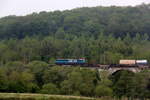 186 293-7 von Lineas fährt über das Viadukt von Remersdaal(B) mit einem Containerzug aus Gallarate(I) nach Antwerpen-Oorderen(B) aus Richtung Aachen-West über Montzen und fährt in Richtung Vise(B). 
Aufgemmen von der Rue de Remersdaal.
Bei Sonne und Gewitterwolken am Nachmittag vom 19.5.2019.