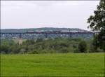 Hoch oben ber Moresnet auf der Eisenbahnbrcke befindet sich dieser Gterzug in  Richtung Montzen Gare.