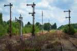 Alte deutsche Formsignale im Bahnhof Raeren, sowie eine alte Wasserpumpe. Links im Hintergrund versteckt das ehemalige Bahnhofsgebäude. Das Bild entstand am  05/07/2009 in Richtung Ostausfahrt (Walheim).