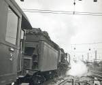 Brssel Nordbahnhof - Eine Belgische Pacific Reihe 10 von 1910  fhrt ab mit einem Zug nach Lttich, Aachen und Kln.  Der erste Wagen ist von der DB, noch dritte Klasse. 22/05/1952 - Foto : J.J. Barbieux