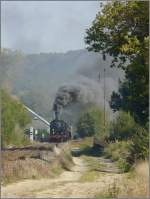 Die Dampflok 29.013 verlsst mit ihren Museumswagen nach einem kurzen Halt den Bahnhof von Nismes in Richtung Mariembourg am 28.09.08.