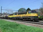 Die 5301 und 5209 mit ein schwere Güterzug richtung Luxemburg (Benzin-Tank-Anlager im Betrange-Strassen), hier fährt im Hbf. Namur (linie 130), 16-04-2003