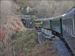 Der Sonderzug, gezogen von der Diesellok 202.020 (Ex-CFL 1602), fhrt am 07.12.08 in den Tunnel Purnode ein. Diese Museumsstrecke (Ligne du Bocq) ist 21 km lang und fhrt von Ciney nach Yvoir, ist aber nur bis Purnode befahrbar und wird vom Verein PFT betrieben. (Jeanny)