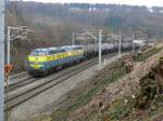 Die frisch gerodete Bschung in Gemmenich-Botzelaer gibt die Sicht frei auf die SNCB-Loks 5519 + 5540 die einen Kesselwagenzug in Richtung Montzen ziehen. Aufgenommen am 29/11/2008.