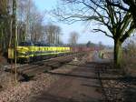 Hier ziehen die SNCB-Loks 5508 und 5539 einen Schrottzug die Steigung am Gemmenicher Weg hoch in Richtung Belgien.