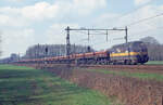 ACTS lok 6702 mit einer langen Reihe Wagen im Bauzugdienst auf dem linken Gleis bei Velp am 27.03.2004, 11.28u. Der Zug aus Polnischen Fas-Wagen war beladen mit Aushubmaterial und wurde anschliessend zur Entladestelle geschoben. Scan (Bild 8839, Fujichrome100).