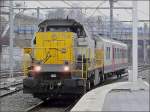 Die Diesellok 7754 schleppt am 27.02.09 eine  schwere  Last durch den Bahnhof Lige Guillemins.