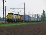 Mit einem langen Containerzug am Haken kommen die beiden SNCB-Loks 7787 und 7867 vom Antwerpener Hafen. Aufgenommen am 14/05/2010 an der grossen Schleife bei Ekeren.