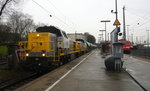 7868,7786 beide von der SNCB kommen aus Richtung Neuss,Herzogenrath,Kohlscheid,Richterich,Laurensberg mit einem Kurzen Kalkleerzug aus Oberhausen-West(D) nach Hermalle-Huy(B) und fahren durch Aachen-West in Richtung Montzen/Belgien. 
Aufgenommen vom Bahnsteig in Aachen-West. 
Bei Regenwetter am Nasskalten Abend vom 31.3.2016. 