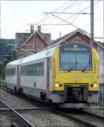 Diesel Triebzug 4161 bei der Ausfahrt aus dem Bahnhof von Beauraing in Richtung Dinant aufgenommen am 28.06.08.