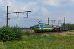 Die 1206 der SNCB/NMBS mit einem langen Güterzug im Gleisbogen bei Ekeren. Im Hintergrund erkennt man noch das Ende des Zuges. Die Aufnahme entstand am 30/07/2010.