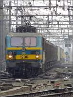 E-Lok 1206 durchfhrt am 27.02.09 den Bahnhof Gent Sint Pieters mit einem langen Gterzug und einer beraschung am Haken. (Jeanny)