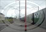 Dieses Bild könnte eine Werbung der SNCB sein. Rechts der Sonderzug  Adieu Série 15  und links die Meute der Fotografen aufgenommen im Wartehäuschen auf dem Bahnsteig in Beauraing am 28.06.08. (Jeanny)