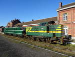 Die diesellok 7304 fahrt mit E-lok 2005 im schlepp … Bf. Treignes, 18 nov. 2018