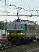 E-Lok 2111 durchfhrt am 13.09.08 den Bahnhof Gent St Pieters. (Hans)