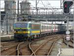 Einfahrt der E-Lok 2119 mit einer M 4 Zuggarnitur in den Bahnhof von Oostende am 12.04.09.