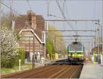 E-Lok 2156 erreicht am 10.04.09 mit ihrem P Zug den schnen Backsteinbahnhof von Hansbeke.