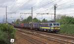 In Hhe der Ortschaft Lint ist am 9.5.1997 um 14.29 Uhr die SNCB Elektrolok 2159 mit einem Coilzug in Richtung Brssel unterwegs. 