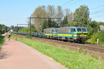 Mit vereinten Kräften ziehen die SNCB-Loks 2145 und 2158 den Stahlplattenzug Richtung Tongeren und Kinkempois. Aufnahme vom 07/09/2016.