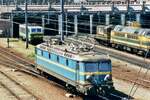 Von der offenbar zugängiger Brücke wurde am 15 Mai 2002 NMBS 2232 ins Bw von Antwerpen-Dam analog fotografiert.