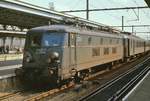 Lok 2364 der SNCB im Frühjahr 1980 im Bahnhof Oostende.