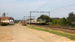 2706 von SNCB kommt mit einem  belgischen Personenzug aus Hasselt(B) nach Tongeren(B)  und kommt aus Richtung Hasselt(B) und fährt durch S'Herenelderen(B) in Richtung Tongeren(B). Aufgenommen an einem Weg in s'Herenelderen(B).
Bei Sommerwetter am Nachmittag vom 16.8.2018.