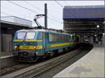 E-Lok 2702 zieht am 09.03.08 zusammen mit einer Schwesterlok eine I 11 Wagengarnitur durch den Bahnhof Bruxelles Midi. (Hans)